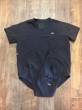 FIGS Charcoal Two Piece Scrub Set